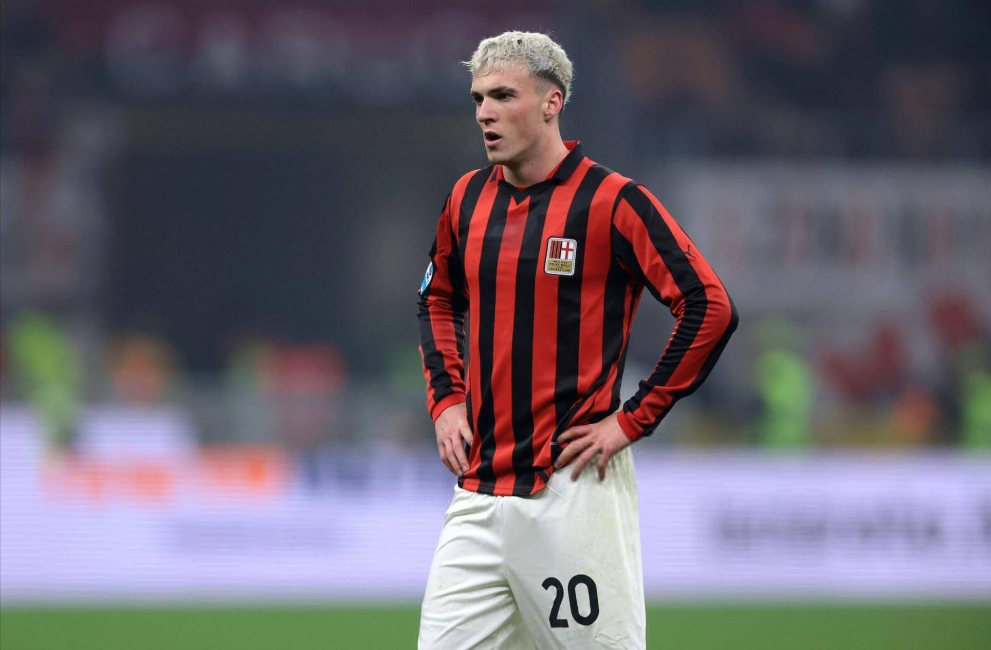 拉普拉塔大学生抗议阿足协新规，背身列队迎接联赛冠军罗萨里奥（抗议阿足协新规，拉普拉塔大学生背对列队迎接联赛冠军罗萨里奥）