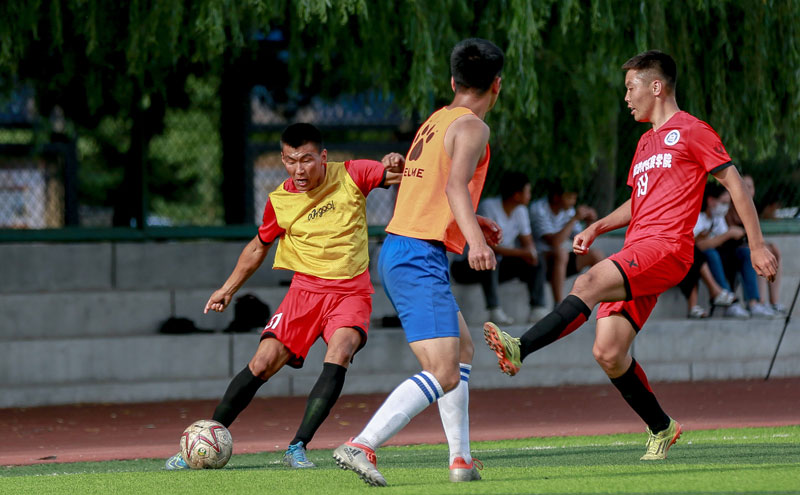 “目标是五块金牌！”深圳少年突遭截瘫一年后泳池夺金（深圳少年突遭截瘫一年后泳池夺金，立下五金目标）